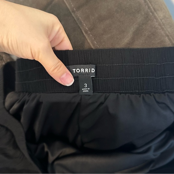 Torrid Black Maxi Crinkle Gauze Hi-Low Skirt Sz 3 - Picture 4 of 12